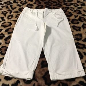 Gently used Style & Co capris in crisp white sz 8